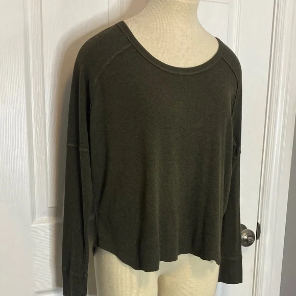 TNA Olive Raglan Long Sleeve Tee Raw Curved Hem US S - Picture 2 of 15